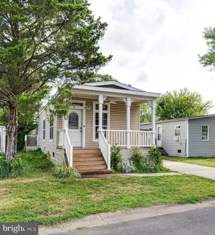 a view of a house with backyard and garden