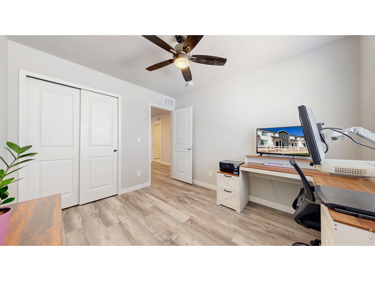 260 Pawnee Road, Unit D3 Ault, CO 80610 - Photo 15 of 44 2nd bedroom with closet and ceiling fan.