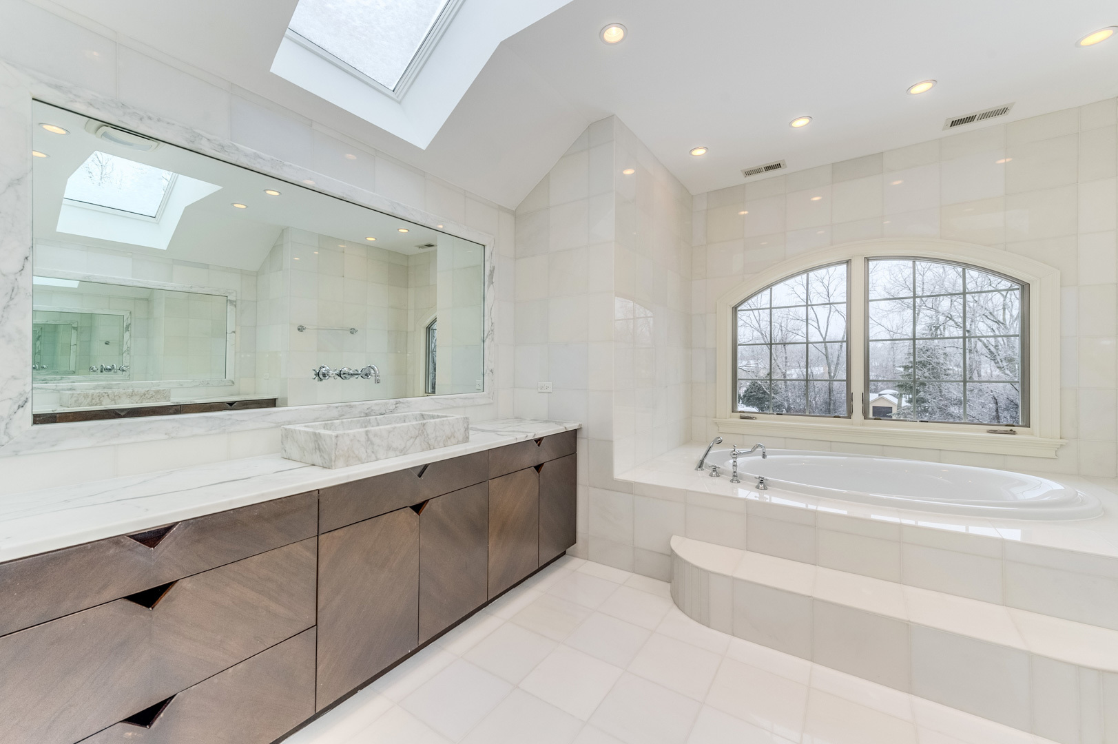 1450 Ridge Road Highland Park, IL 60035 - Photo 24 of 46 a spacious bathroom with a large tub sink and mirror