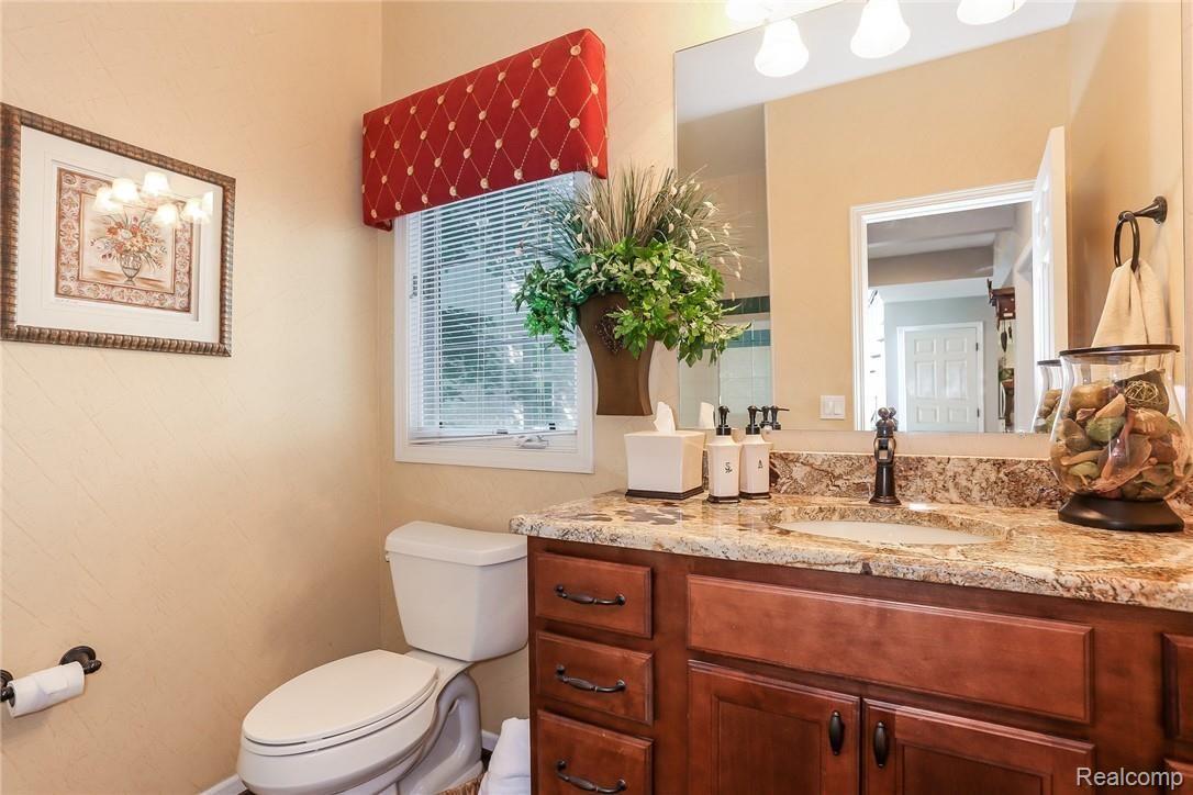 3758 Sleepy Fox Drive Rochester, MI 48309 - Photo 25 of 66 054-photo-powder-room-6255295.jpg