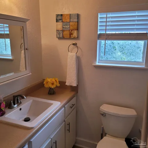 $2,000 | 105 North D Street, Pensacola, FL 32502