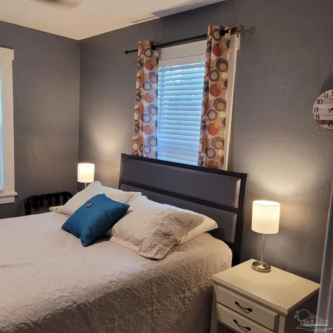 $2,000 | 105 North D Street, Pensacola, FL 32502