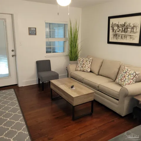 $2,000 | 105 North D Street, Pensacola, FL 32502