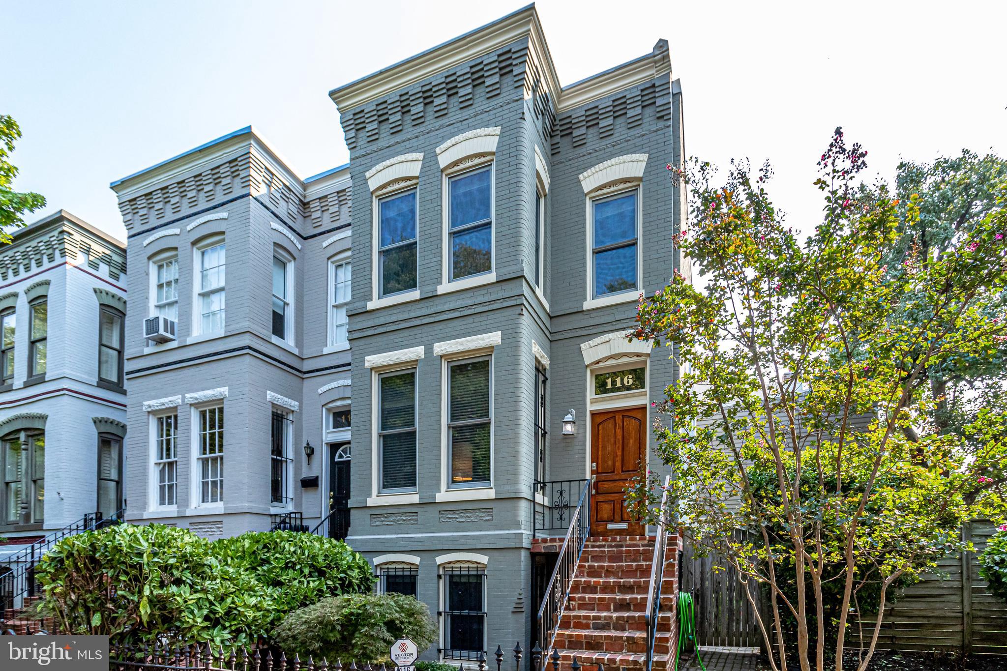 End-unit w/HUGE side yard PRIMO location