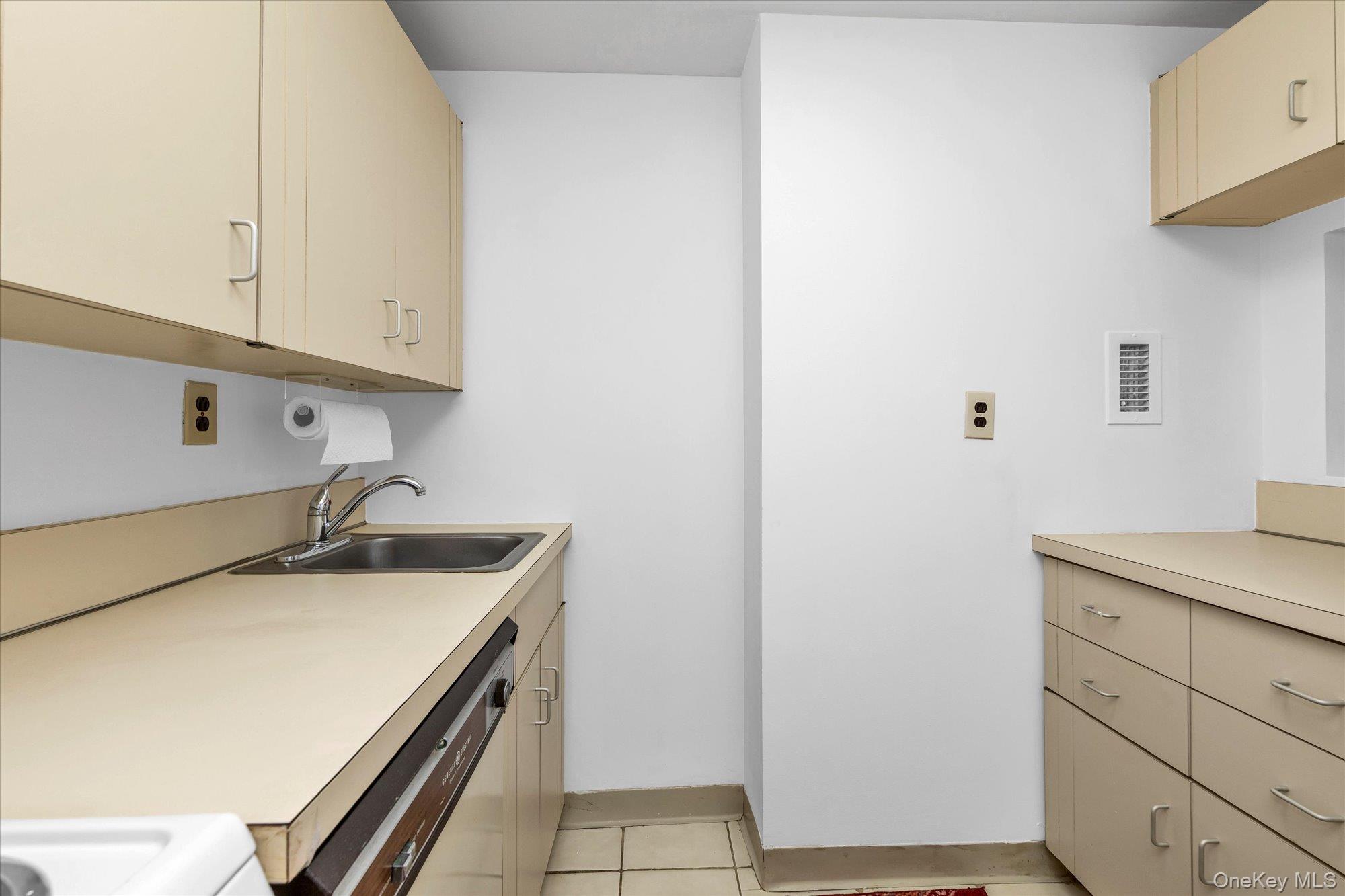 2 Richmond Road, Unit 3U Lido Beach, NY 11561 - Photo 11 of 35