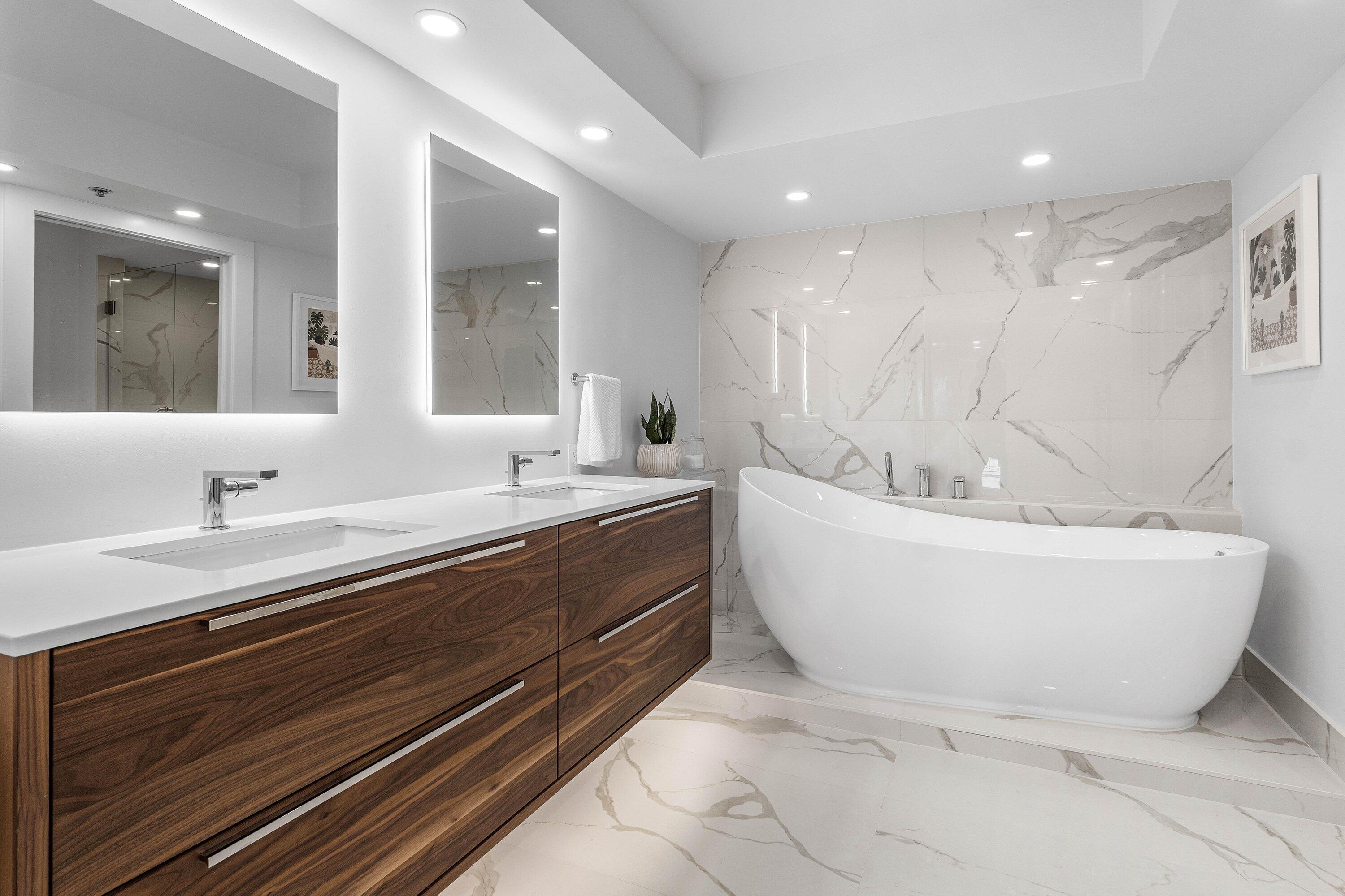 901 East Camino Real, Unit 15D Boca Raton, FL 33432 - Photo 28 of 42 a bathroom with a bathtub and a sink