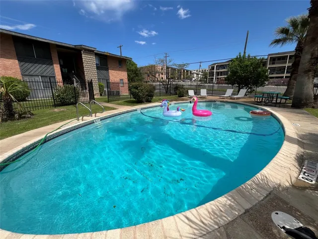 $1,000 | 3304 Red River Street, Unit 201, Austin, TX 78705