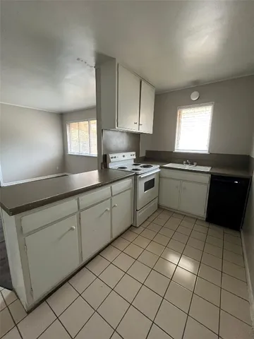 $1,000 | 3304 Red River Street, Unit 201, Austin, TX 78705