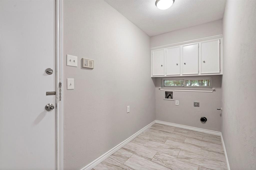 6349 Highgate Lane Dallas, TX 75214 - Photo 35 of 38 a view of bathroom