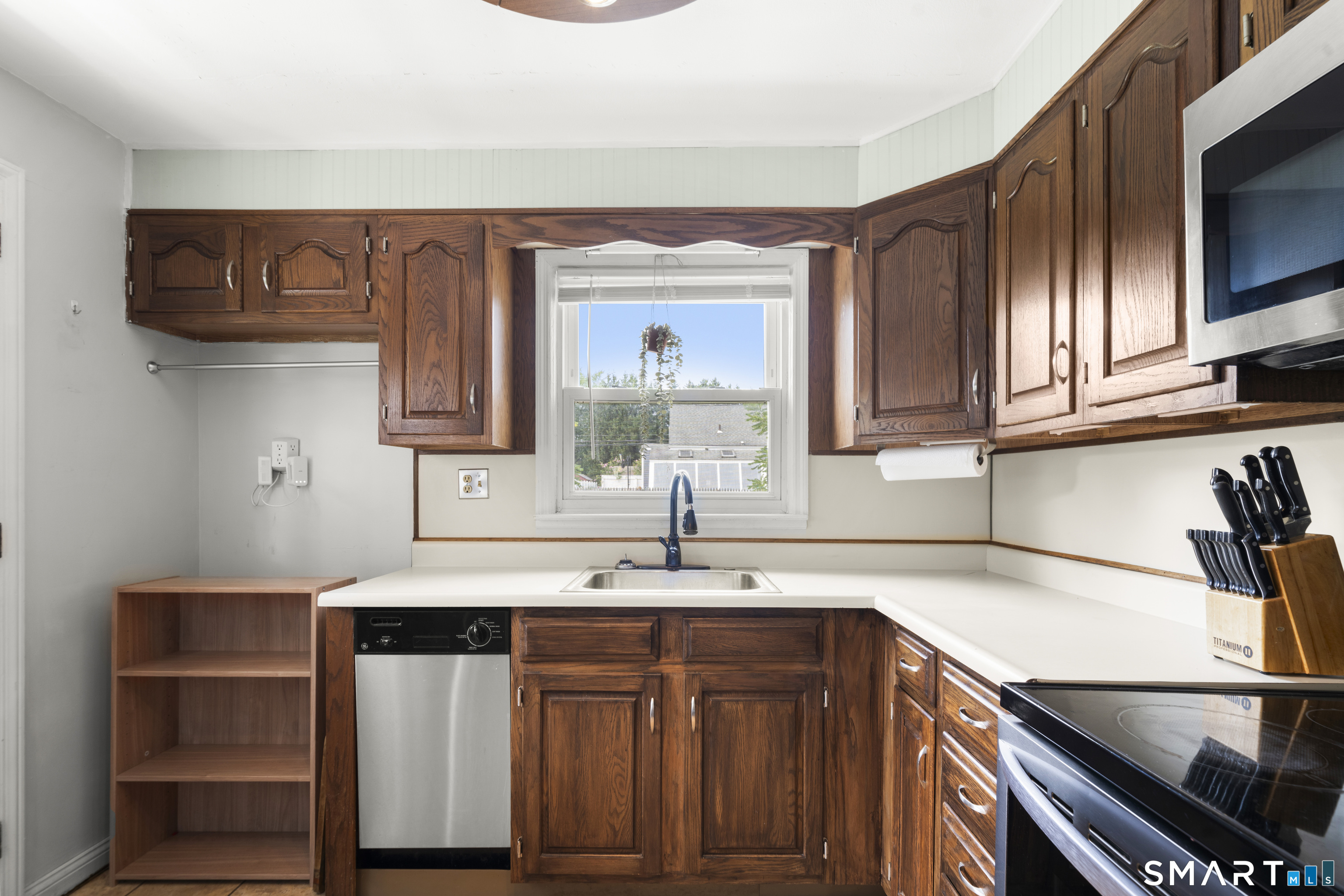 4 Eleanor Road East Hartford, CT 06118 - Photo 3 of 25 Gallery Image 3