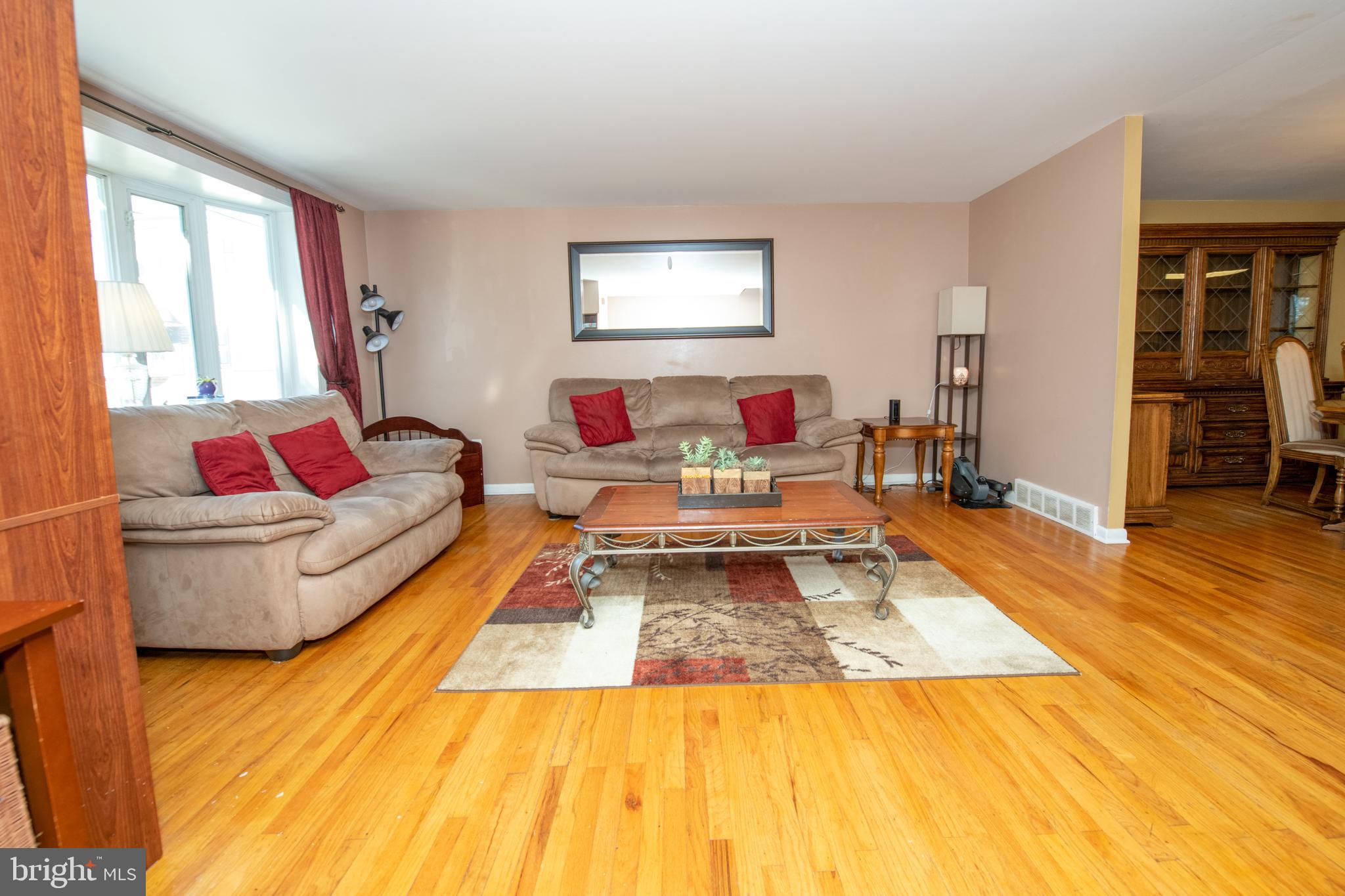 12108 Covert Road Philadelphia, PA 19154 - Photo 2 of 32 Bright & airy.