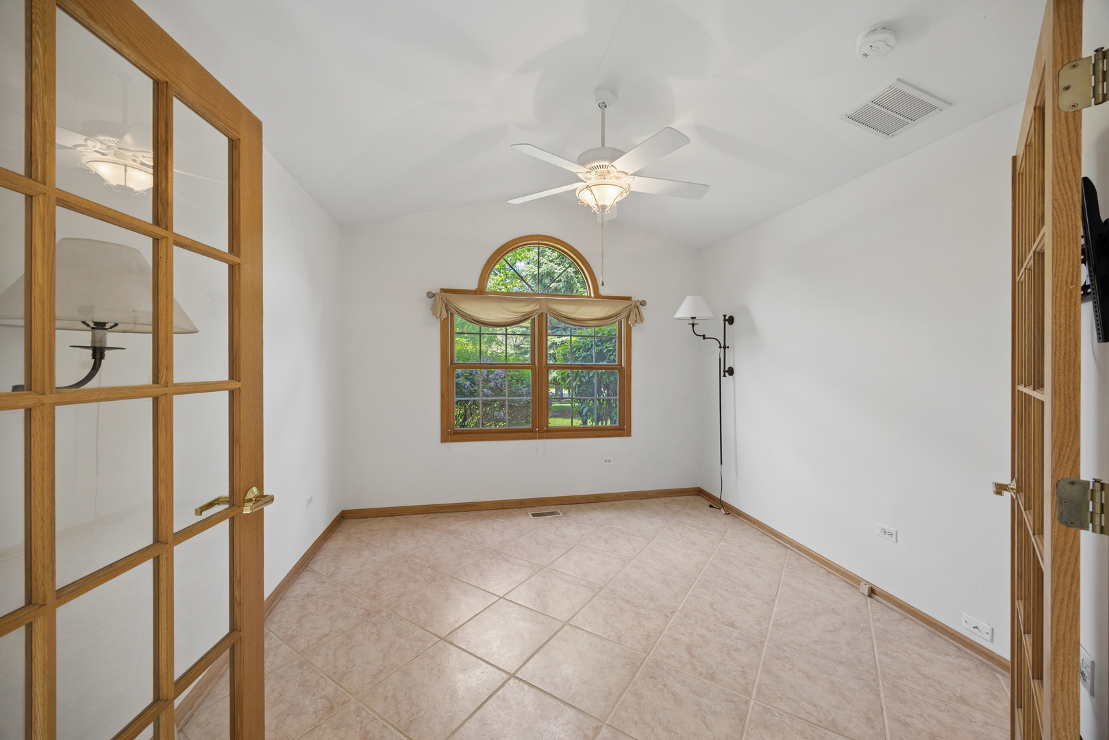 848 Havenshire Road, Unit 848 Naperville, IL 60565 - Photo 11 of 23 an empty room with a window