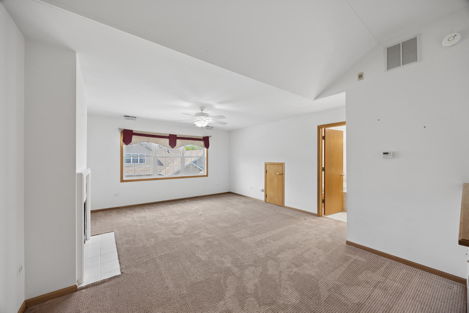 848 Havenshire Road, Unit 848 Naperville, IL 60565 - Photo 15 of 23 a view of an empty room with a window