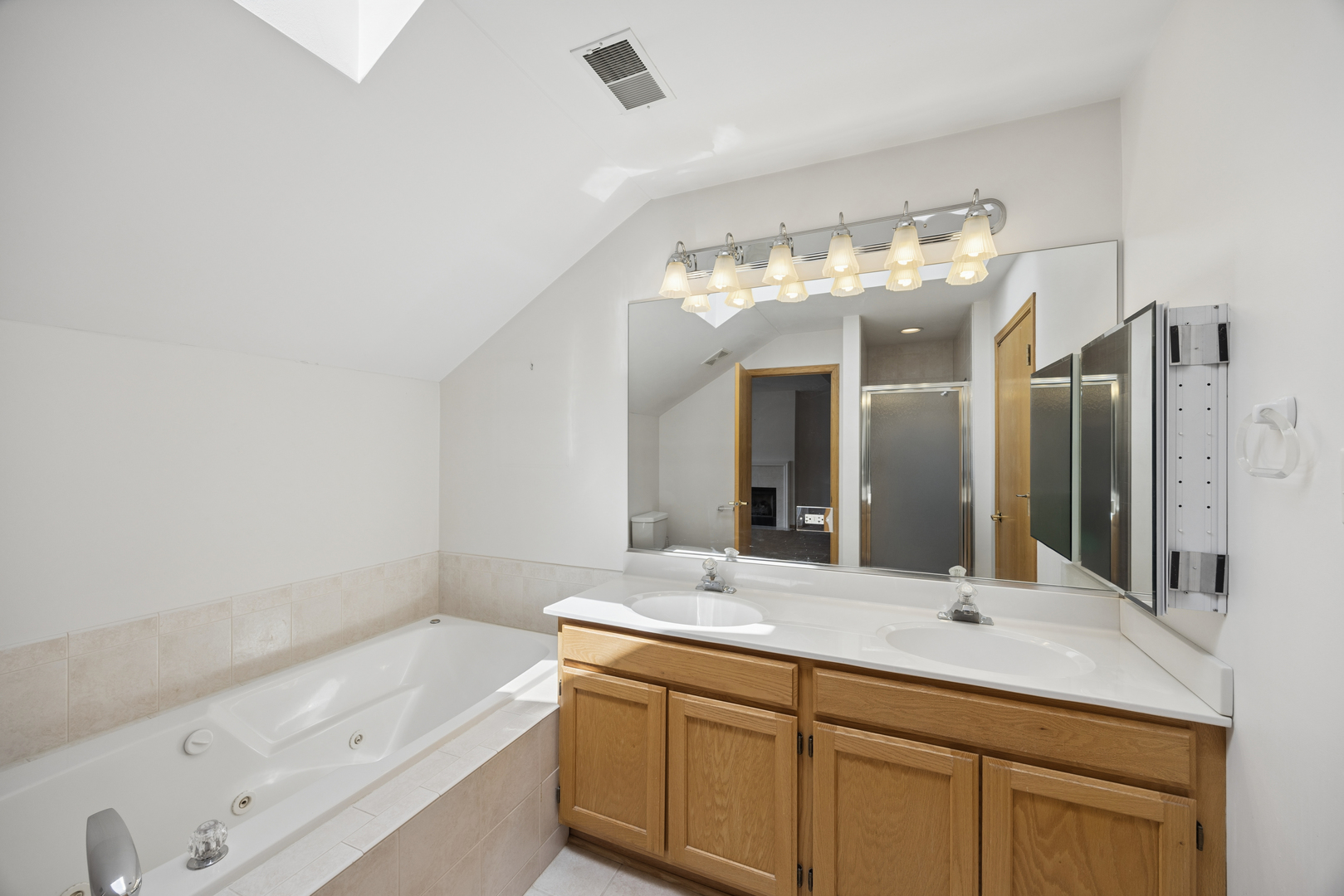 848 Havenshire Road, Unit 848 Naperville, IL 60565 - Photo 18 of 23 a bathroom with a double vanity sink and a bathtub