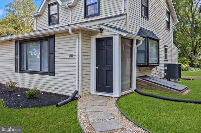 $3,200 | 2555 Trenton Road, Levittown, PA 19056