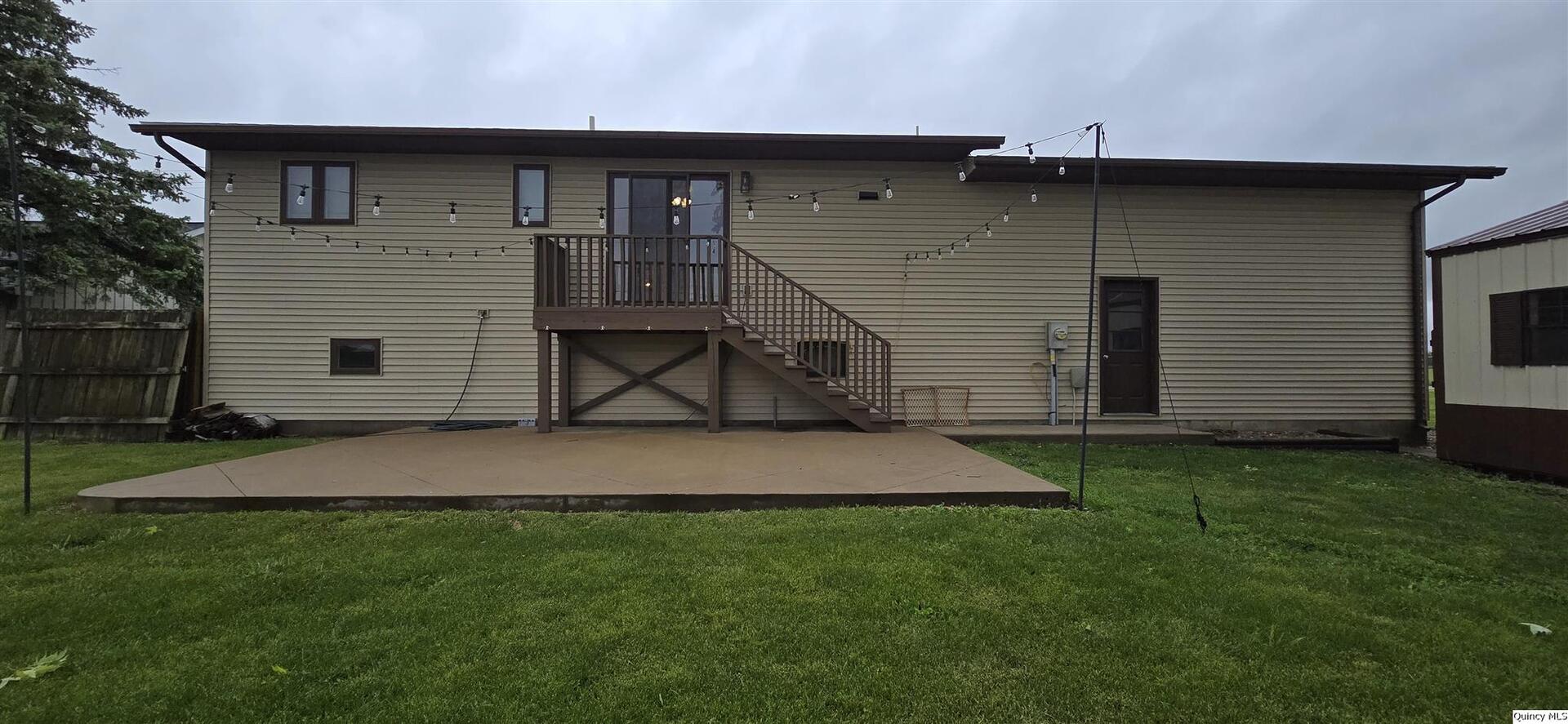 200 Dallas Road Carthage, IL 62321 - Photo 4 of 20 a front view of a house with a yard