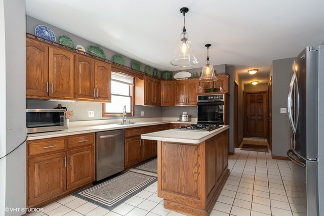 26W141 Parkside Road Naperville, IL 60540 - Photo 4 of 18