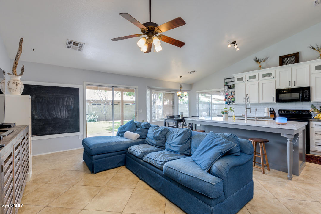2205 East Brooks Street Gilbert, AZ 85296 - Photo 2 of 17 Great Room