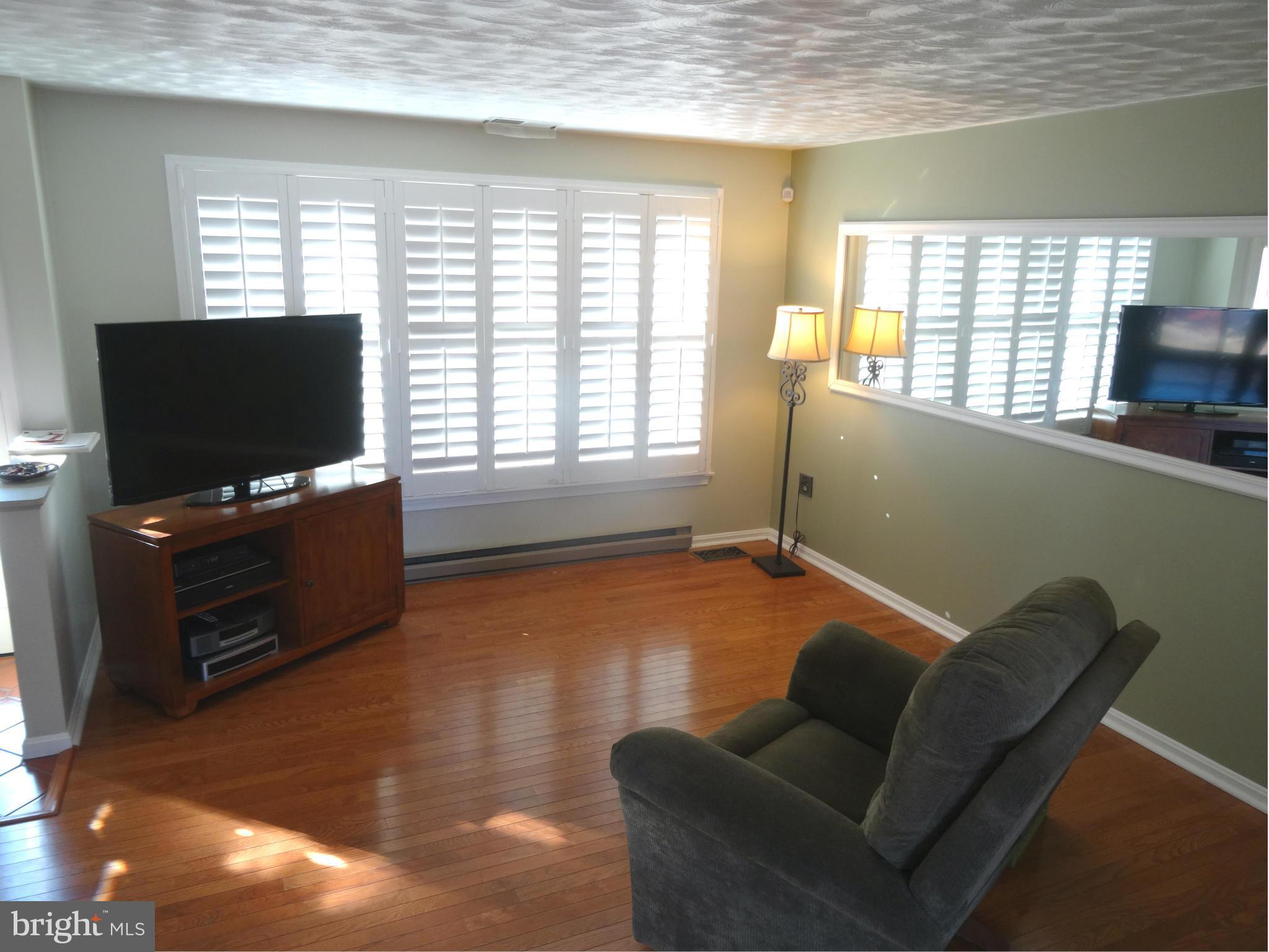 8506 Sandy Plains Road Baltimore, MD 21222 - Photo 4 of 30 Living Room