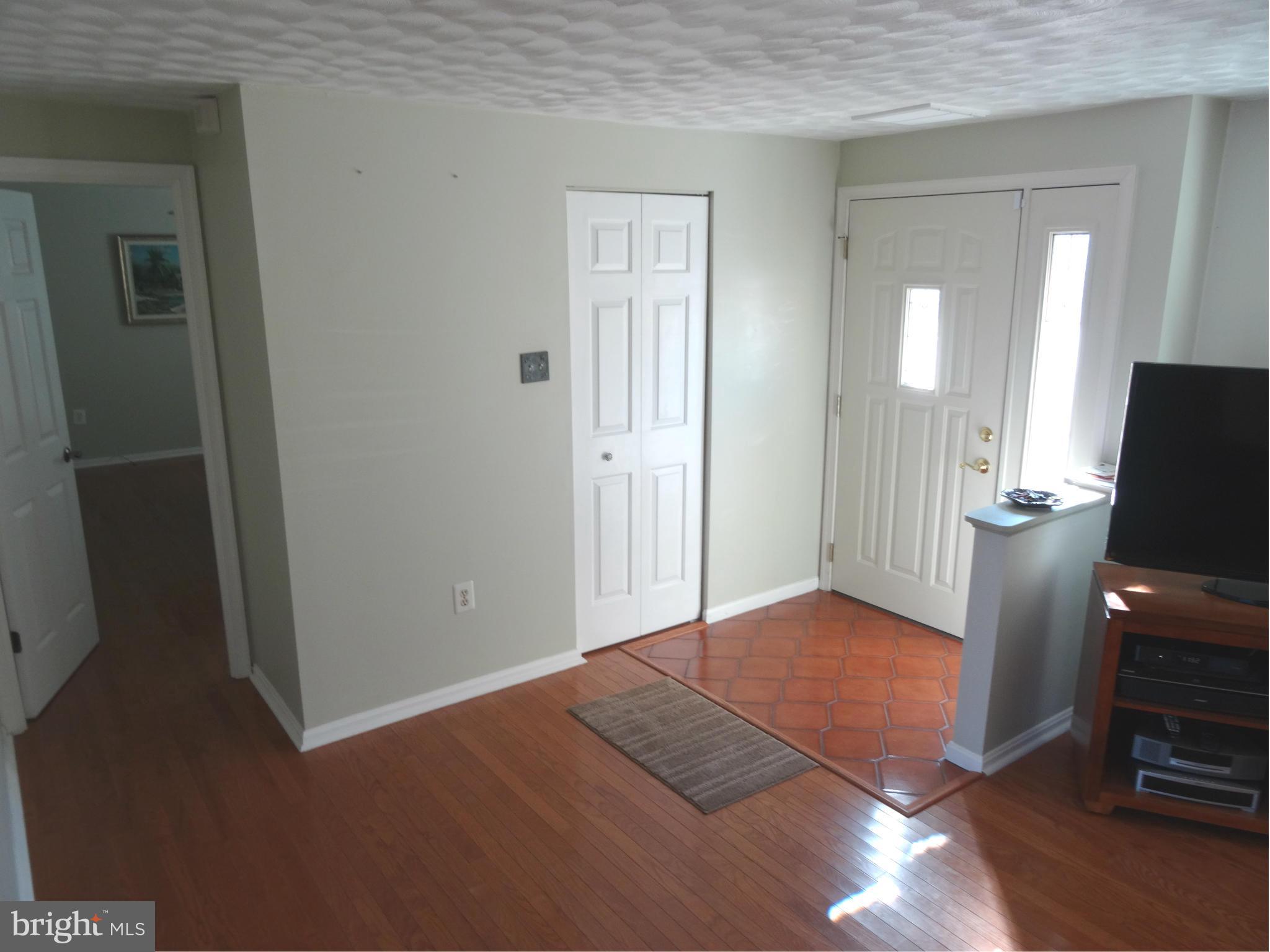 8506 Sandy Plains Road Baltimore, MD 21222 - Photo 5 of 30 Living Room