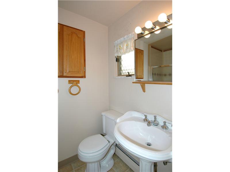 160 Pine Road Pittsburgh, PA 15237 - Photo 7 of 16 Master Bath/Spa. You can see the this bath has had some upgrades, there is also a tile shower .