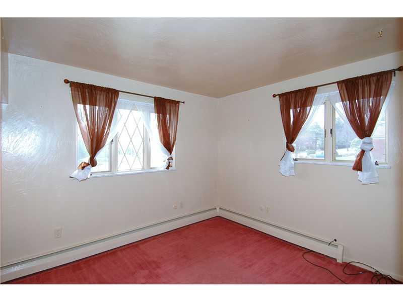 160 Pine Road Pittsburgh, PA 15237 - Photo 8 of 16 Bedroom. This bedroom also has hardwood floors undr the carpet.