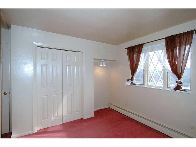 160 Pine Road Pittsburgh, PA 15237 - Photo 9 of 16 Bedroom. Please note that this bedroom has a nook for desk or TV
