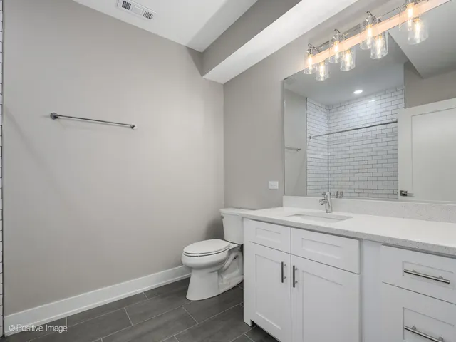 $2,295 | 261 Washington Boulevard, Unit 506, Oak Park, IL 60302