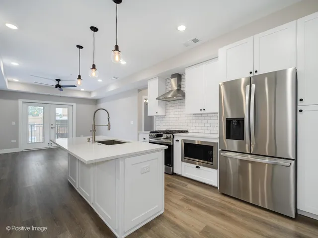 $2,295 | 261 Washington Boulevard, Unit 506, Oak Park, IL 60302