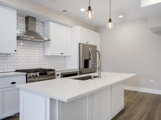 $2,295 | 261 Washington Boulevard, Unit 506, Oak Park, IL 60302