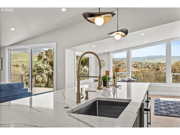 $1,389,900 | 852 Oak Street, Ashland, OR 97520