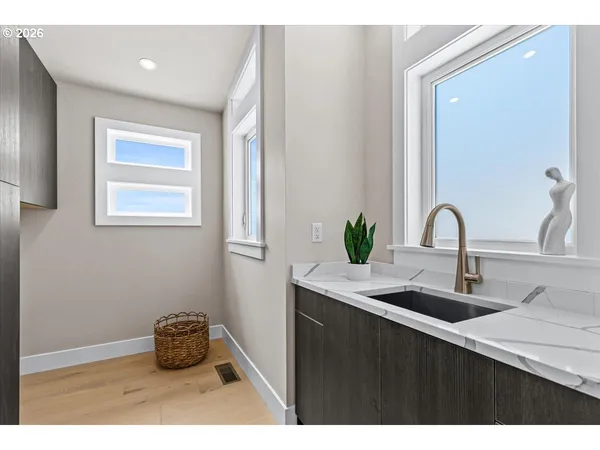$1,389,900 | 852 Oak Street, Ashland, OR 97520