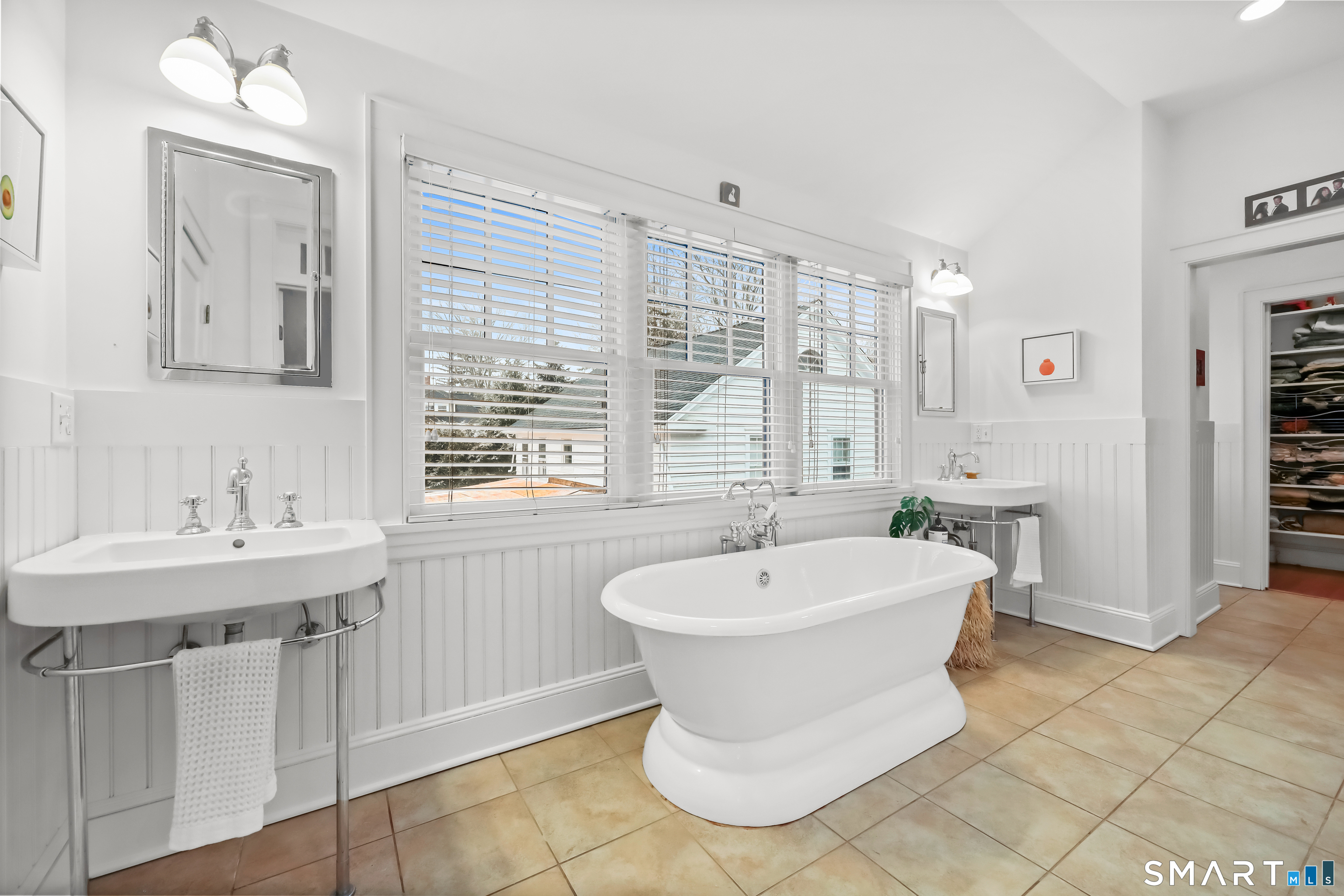 164 Wakeman Road Fairfield, CT 06824 - Photo 19 of 38