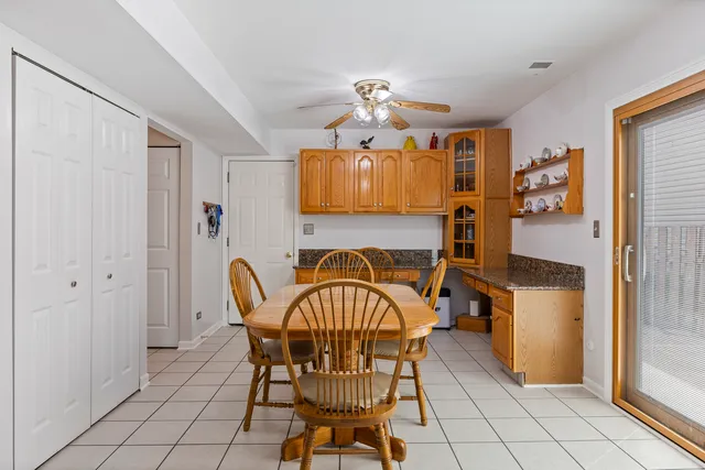 $385,000 | 716 Sand Creek Drive, Carol Stream, IL 60188