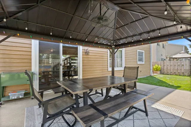 $385,000 | 716 Sand Creek Drive, Carol Stream, IL 60188