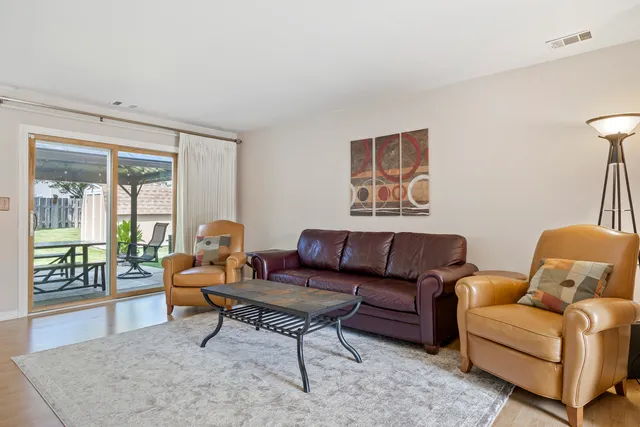 $385,000 | 716 Sand Creek Drive, Carol Stream, IL 60188