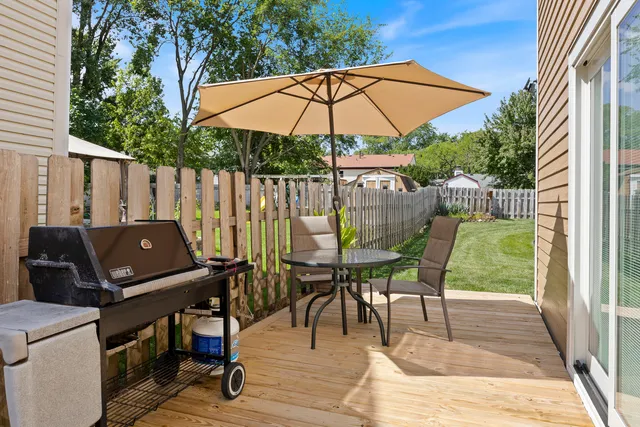 $385,000 | 716 Sand Creek Drive, Carol Stream, IL 60188