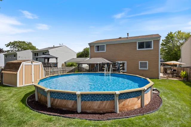 $385,000 | 716 Sand Creek Drive, Carol Stream, IL 60188