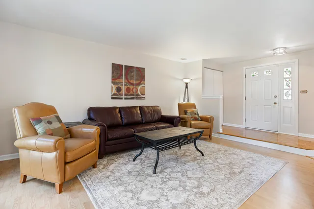 $385,000 | 716 Sand Creek Drive, Carol Stream, IL 60188