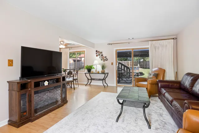 $385,000 | 716 Sand Creek Drive, Carol Stream, IL 60188