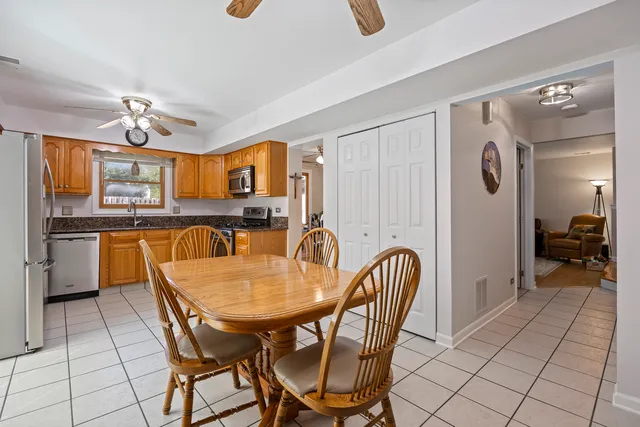 $385,000 | 716 Sand Creek Drive, Carol Stream, IL 60188