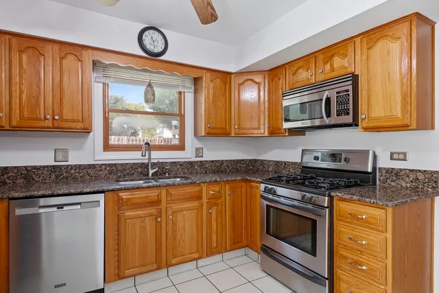 $385,000 | 716 Sand Creek Drive, Carol Stream, IL 60188