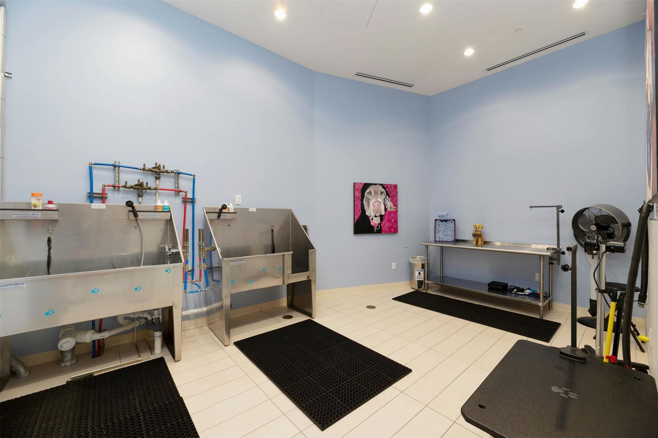 200 Congress Avenue, Unit 41Q Austin, TX 78701 - Photo 38 of 39 a room with furniture and a table