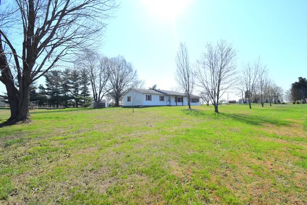 $215,000 | 15665 North Angling Lane, Mount Vernon, IL 62864