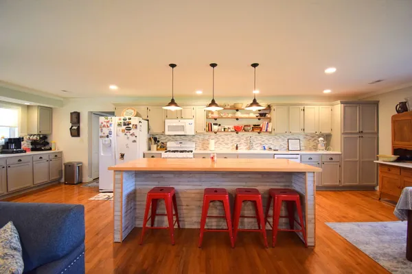 $215,000 | 15665 North Angling Lane, Mount Vernon, IL 62864