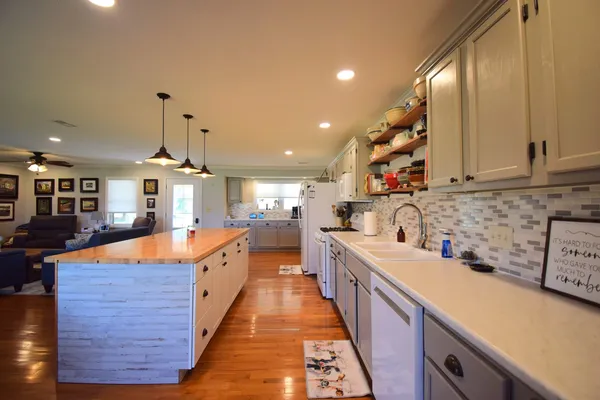 $215,000 | 15665 North Angling Lane, Mount Vernon, IL 62864