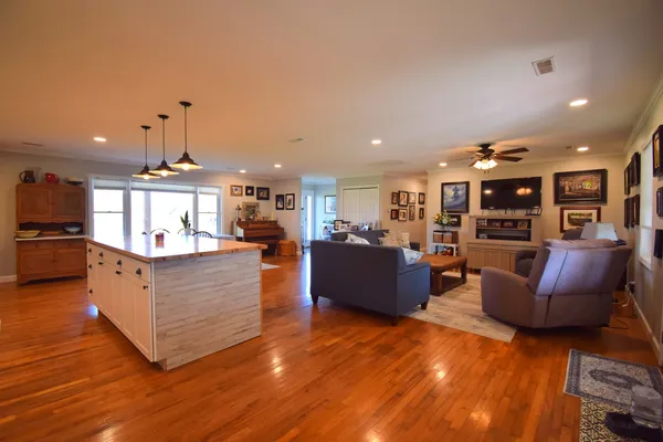 $215,000 | 15665 North Angling Lane, Mount Vernon, IL 62864