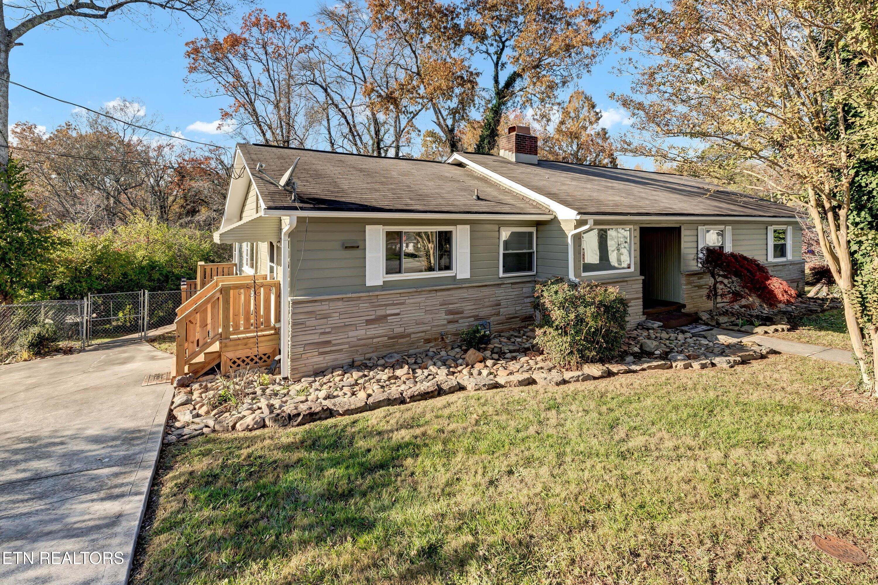 102 Nolan Road Oak Ridge, TN 37830 - Photo 2 of 20 Private Driveway