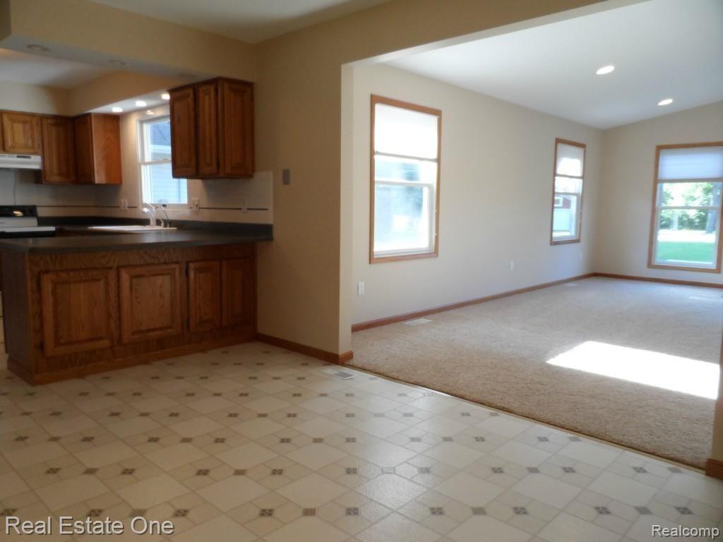 2684 Cole Road Lake Orion, MI 48362 - Photo 15 of 31 Pristine Flooring, New Carpet throughout