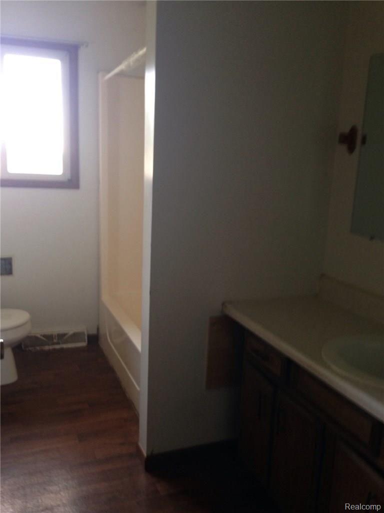 1910 French Road Caro, MI 48723 - Photo 9 of 9 1910 full bath.jpg